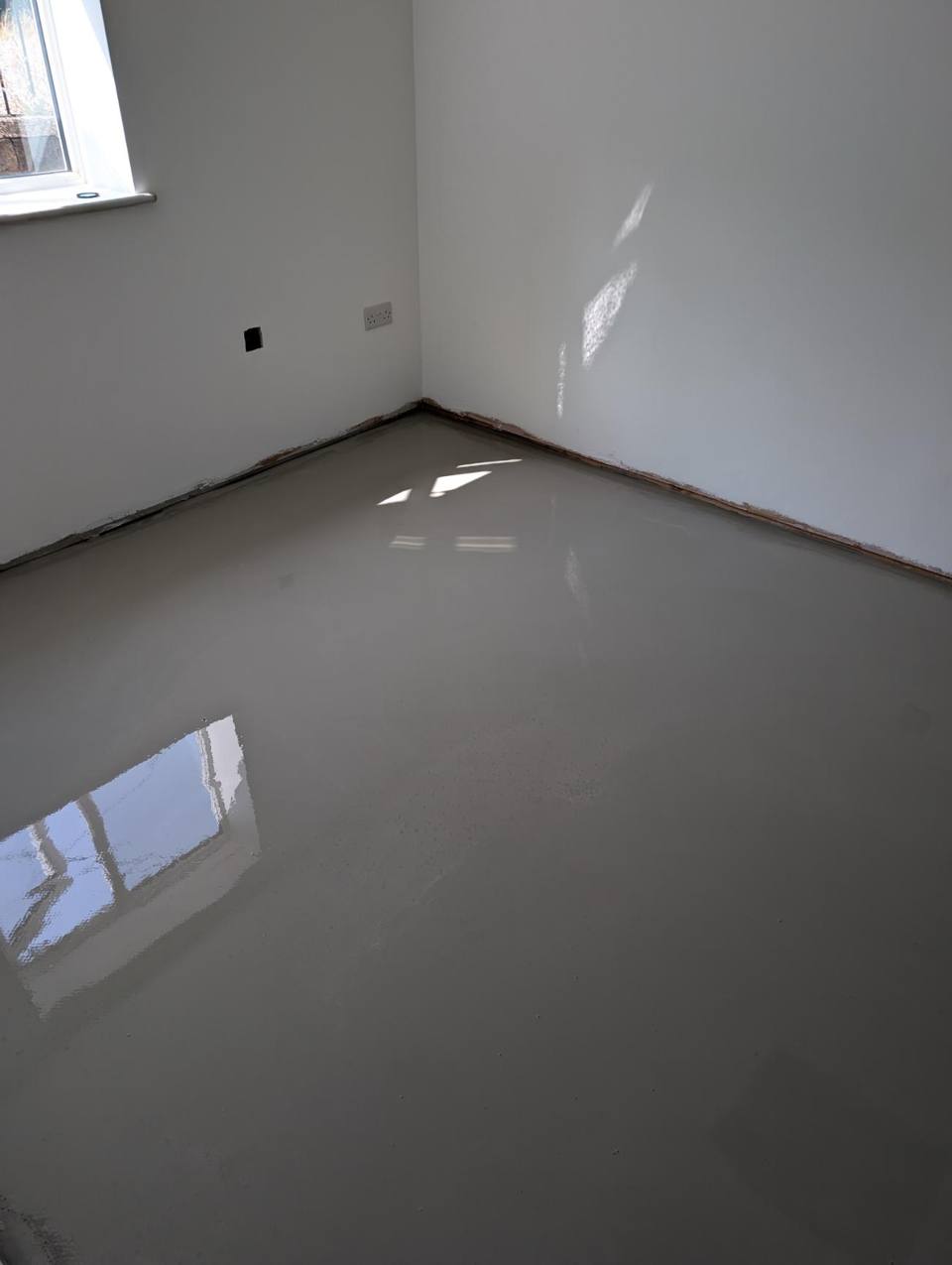 Freshly poured wet levelling screed