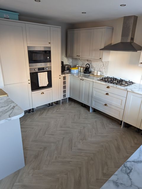 Herringbone-effect vinyl, kitchen