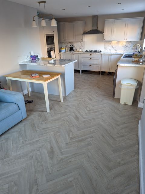 Dark grey oak-effect LVT, kitchen-diner