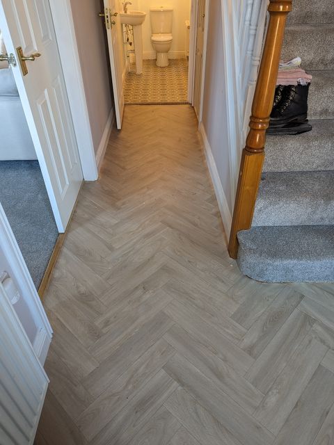 Herringbone-effect vinyl, hall