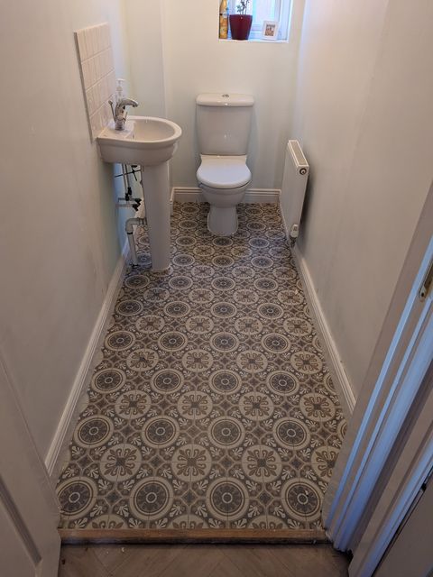 Patterned vinyl, cloakroom