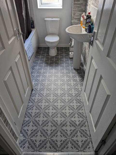 Grey fleur-de-lis pattern vinyl, bathroom