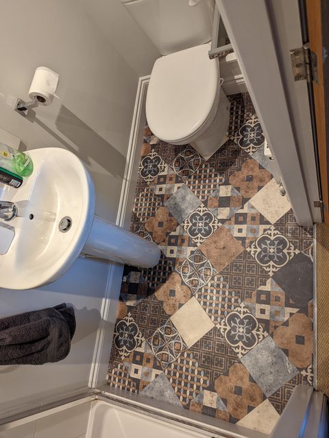 Patchwork pattern vinyl, bathroom