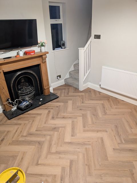 Light oak herringbone LVT, lounge