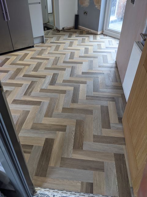 Mixed-tone herringbone LVT, kitchen