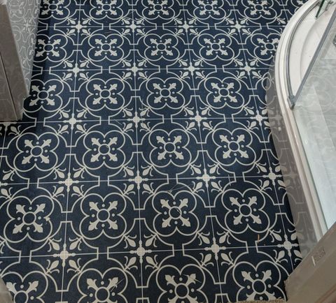 Navy patterned vinyl, bathroom