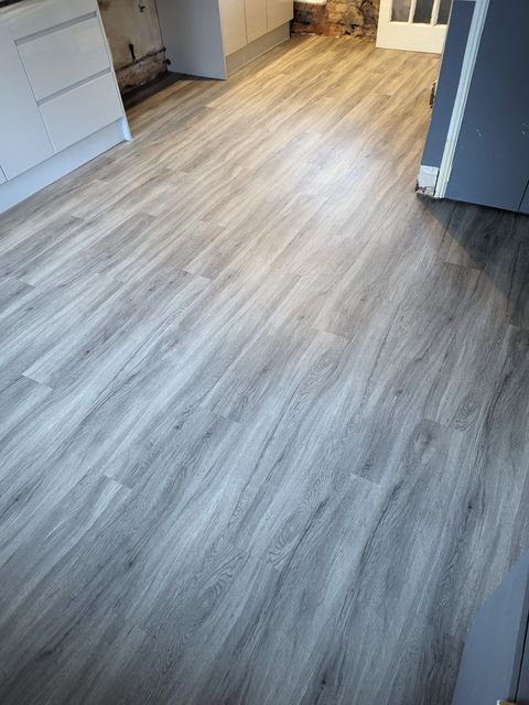Light grey oak LVT, kitchen-diner